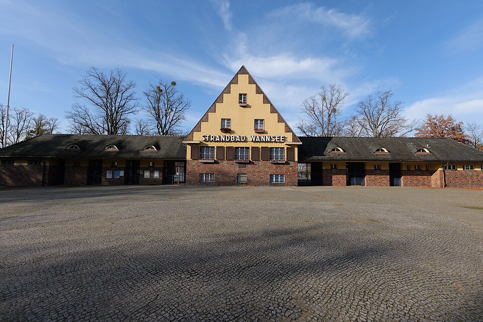 Eingangsgebäude des Strandbads Wannsee in Berlin-Zehlendorf